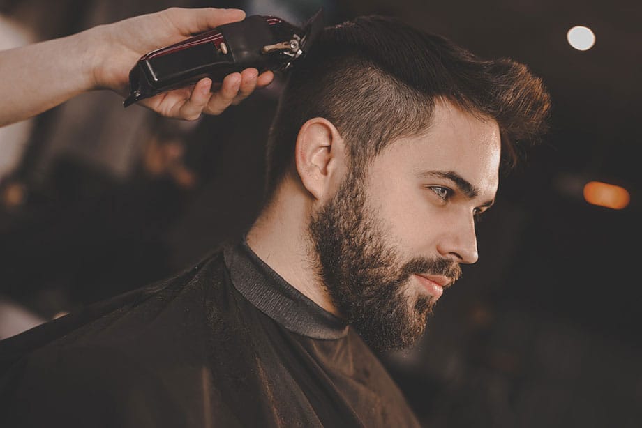 FRISEURSALON ALAN SCHWERIN, FRISUR JUNGER MANN VON DER SEITE