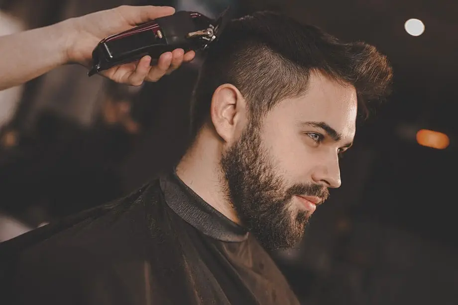 FRISEURSALON ALAN SCHWERIN, FRISUR JUNGER MANN VON DER SEITE