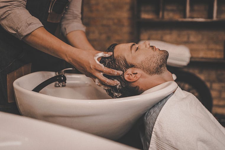 FRISEURSALON ALAN SCHWERIN, WASCHEN DER HAARE IM HALBEN LIEGEN