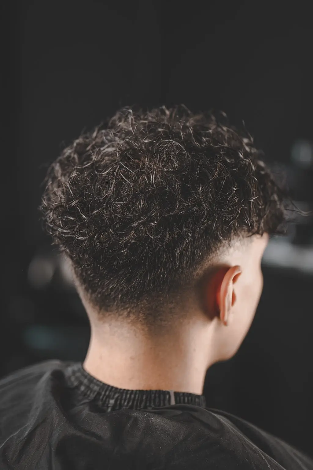Friseur Salon Alan Schwerin, Friseur, Sicht auf Hinterkopf, Haarfarbe schwarz