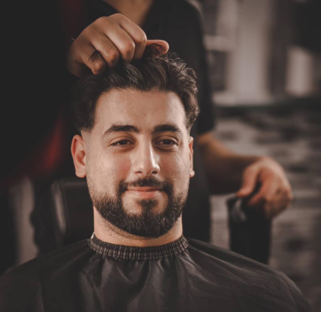 FRISEURSALON ALAN SCHWERIN, KUNDE DER LÄCHELT NACH DEM FRISIEREN