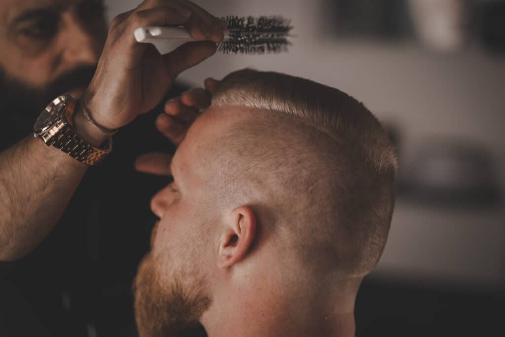 FRISEURSALON ALAN SCHWERIN, FÖHNEN DER FRISUR