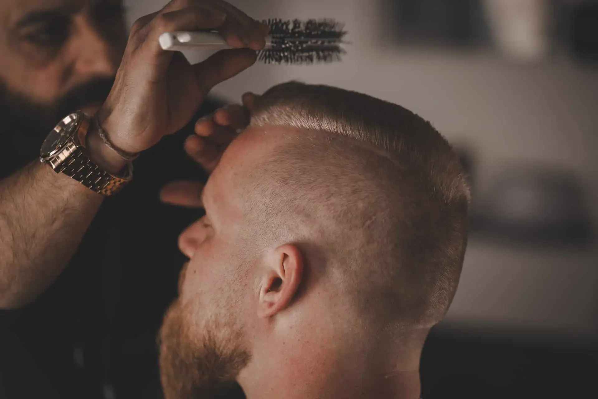 FRISEURSALON ALAN SCHWERIN, FÖHNEN DER FRISUR
