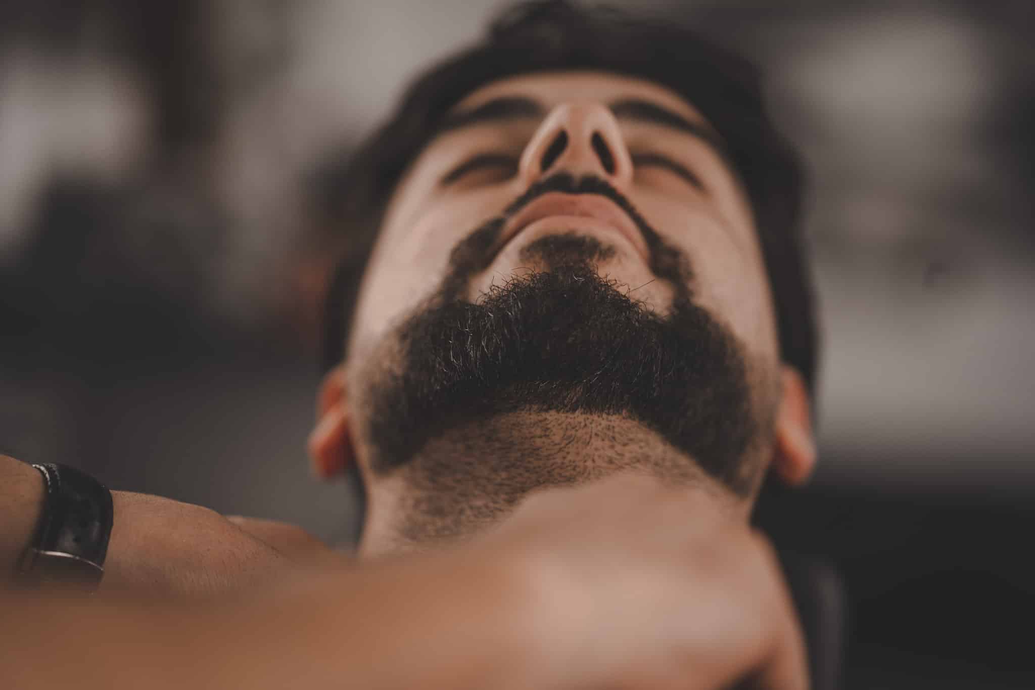 FRISEURSALON ALAN SCHWERIN, KUNDE BEI DER ENTSPANNUNG VOR DER RASUR, 5 Tipps für einen vollen Bart, Bartpflege