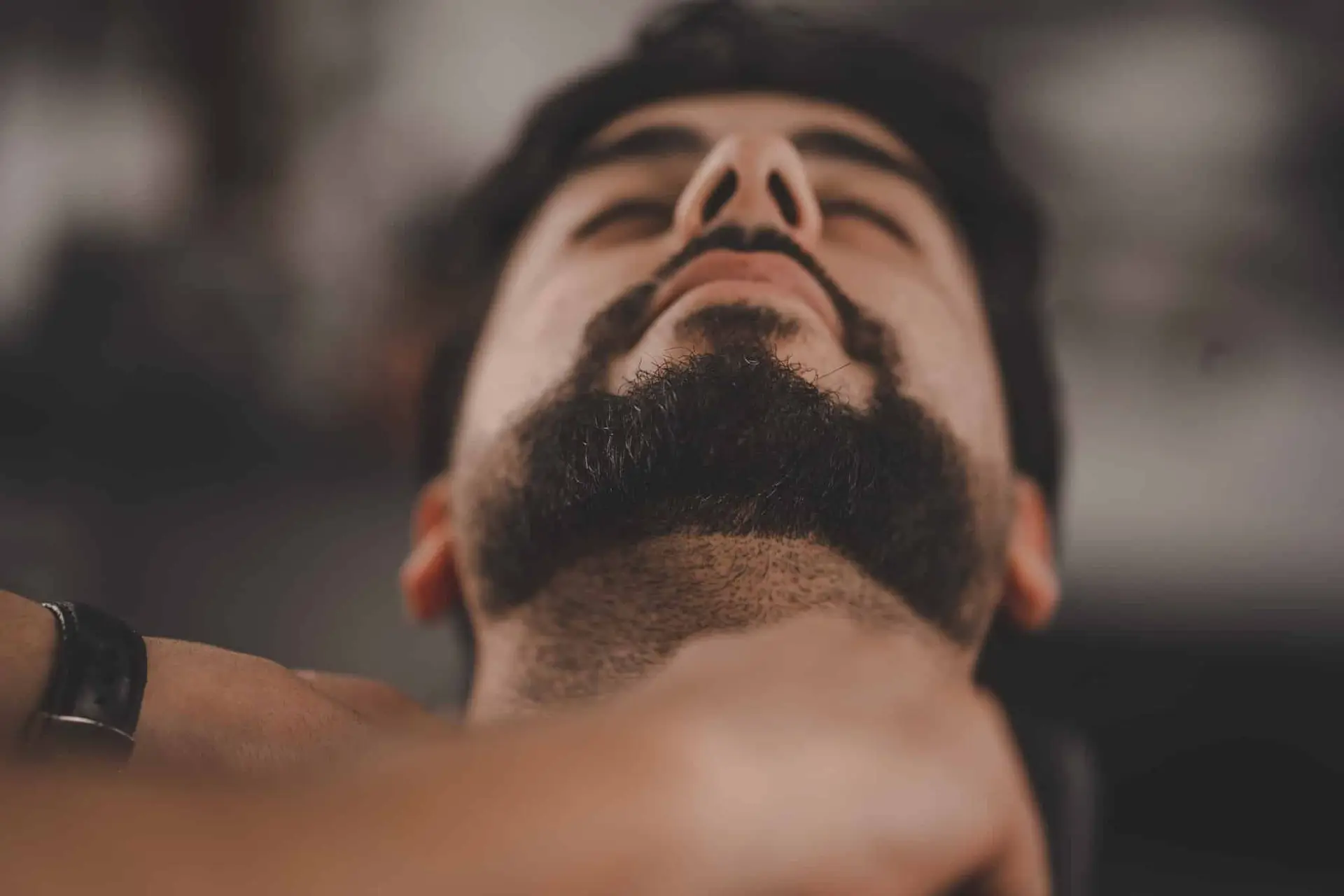 FRISEURSALON ALAN SCHWERIN, KUNDE BEI DER ENTSPANNUNG VOR DER RASUR, 5 Tipps für einen vollen Bart, Bartpflege