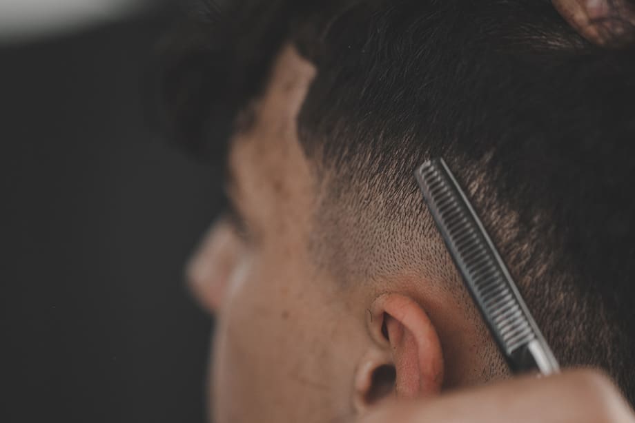 FRISEURSALON ALAN SCHWERIN, KUNDENFRISEUR VERFEINERN MIT DEM MESSER