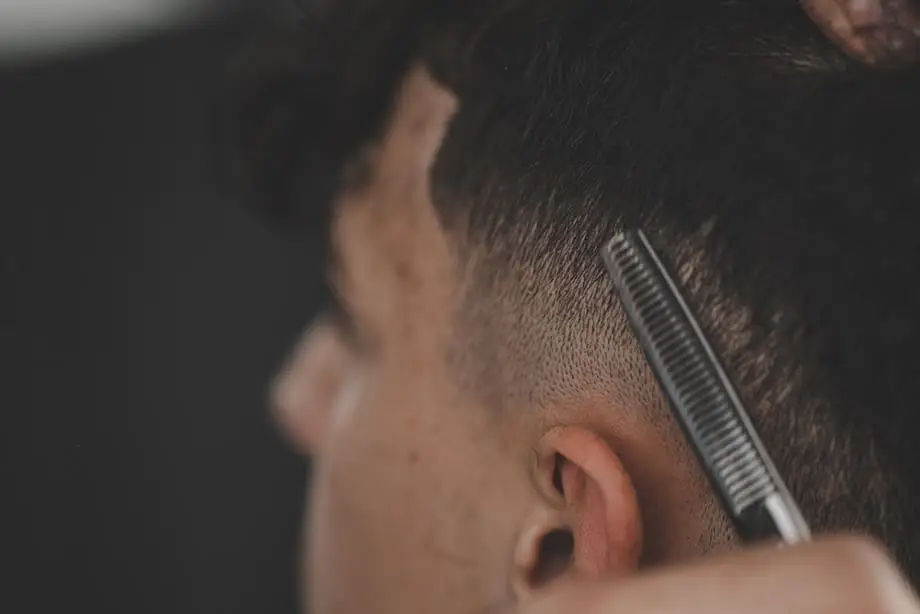 FRISEURSALON ALAN SCHWERIN, KUNDENFRISEUR VERFEINERN MIT DEM MESSER