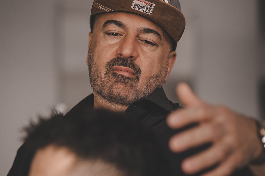 FRISEURSALON ALAN SCHWERIN, MIT DER HAND DURCH KURZE HAARE