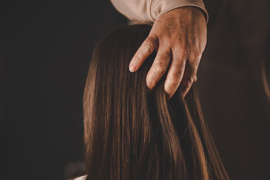 FRISEURSALON ALAN SCHWERIN, MIT DER HAND DURCH LANGE HAARE