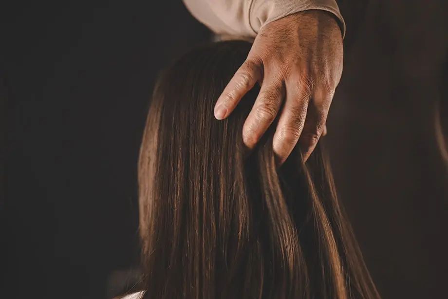 FRISEURSALON ALAN SCHWERIN, MIT DER HAND DURCH LANGE HAARE